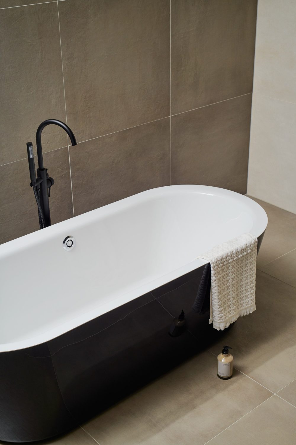 ESSENCE 185 SAMOSTOJEĆA KADA BLACK GLOSS 185x80x60 cm - Slika 2